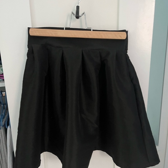 Balloon skirt with bow tie - Picture 2 of 4